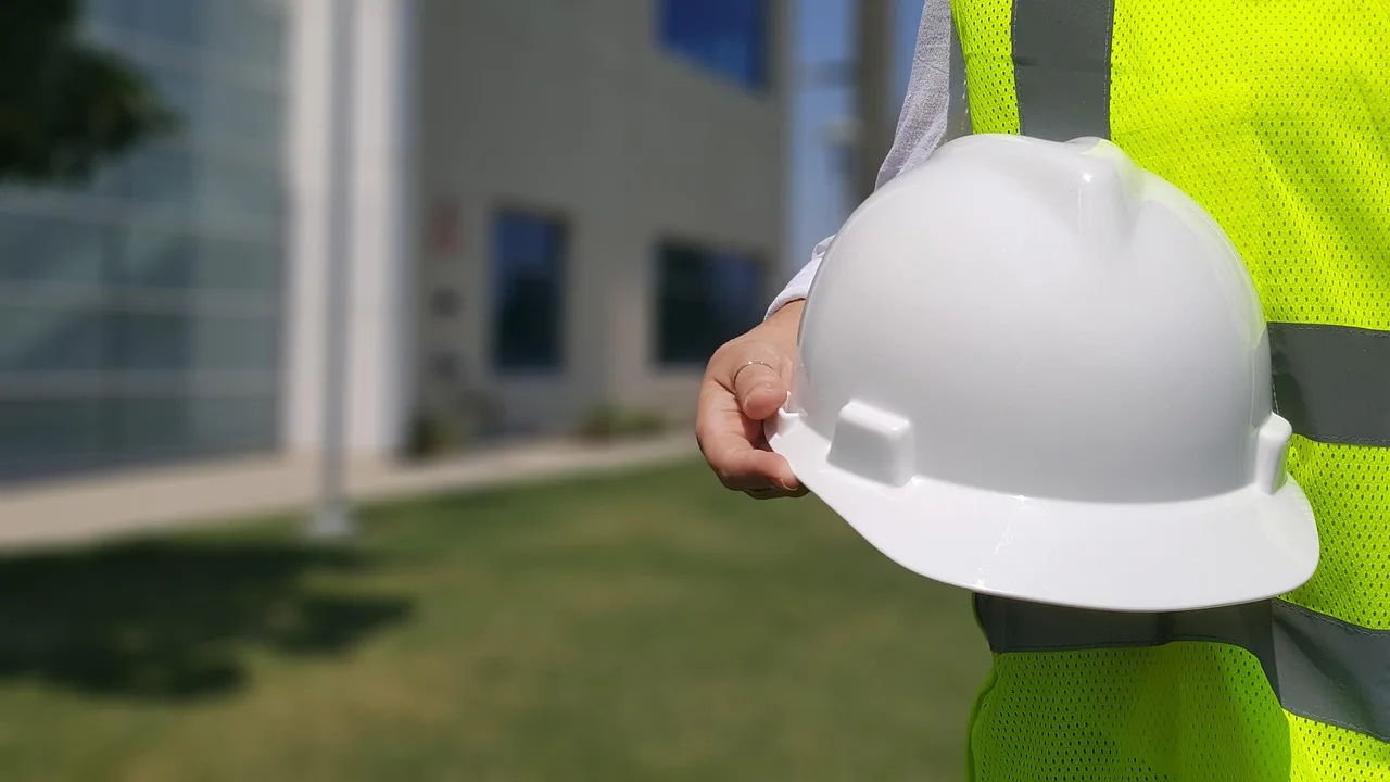 Manajemen kesehatan dan keselamatan kerja di Kapal 2 hardhat, protection, construction