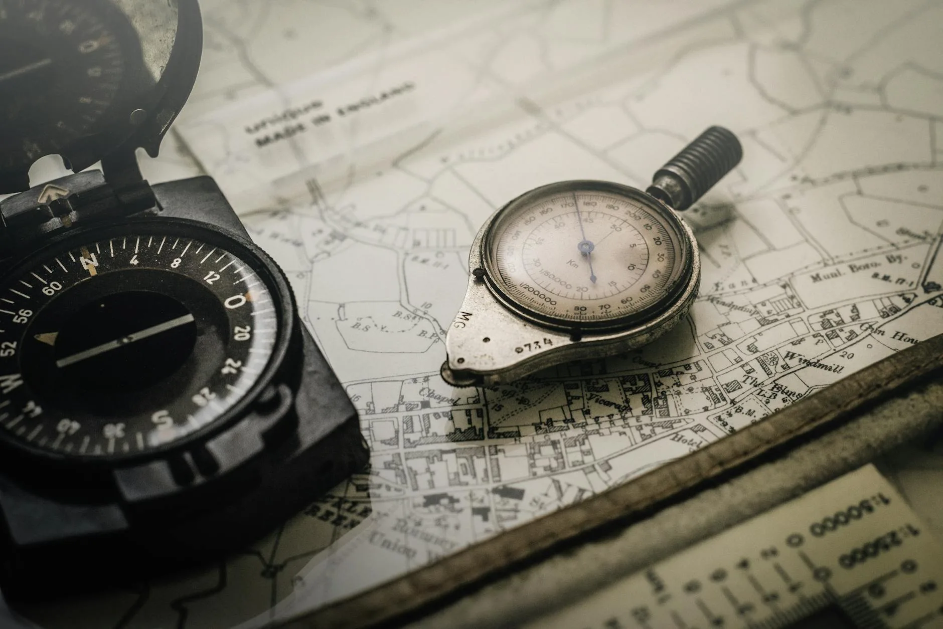 Mengenal Navigasi Ortodromik 2 A vintage compass and ortodromik navigation instrument on an old map, showcasing precision tools for exploration.